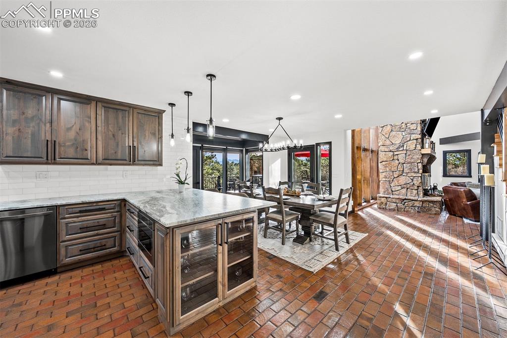 Image 7 of 27: Kitchen