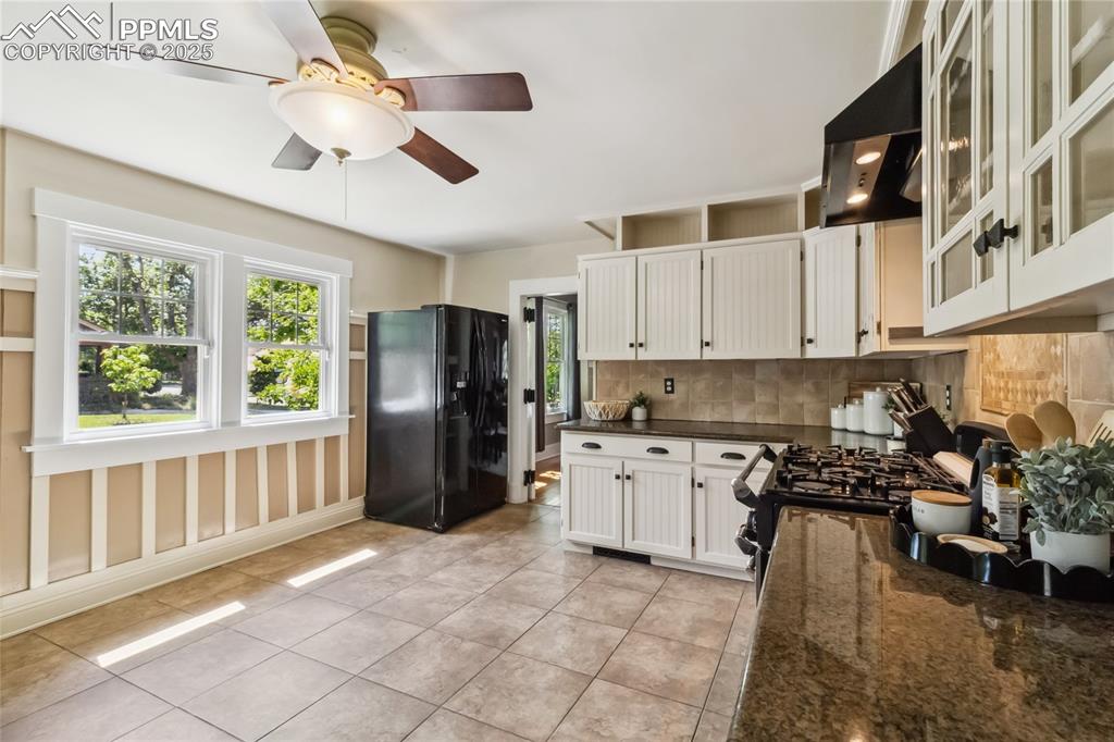 Image 10 of 49: Eat-in kitchen with ample cabinet storage