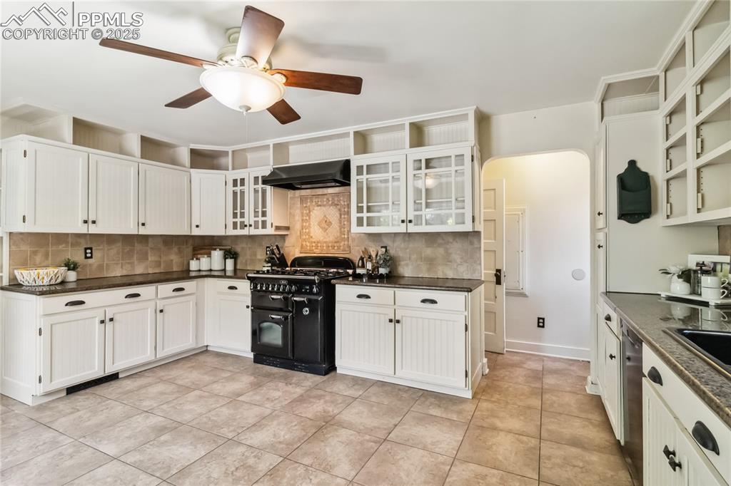 Image 11 of 49: Eat-in kitchen with ample cabinet storage