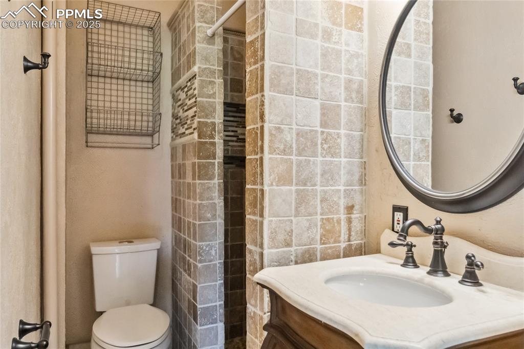 Image 21 of 49: Ensuite 3/4 bathroom