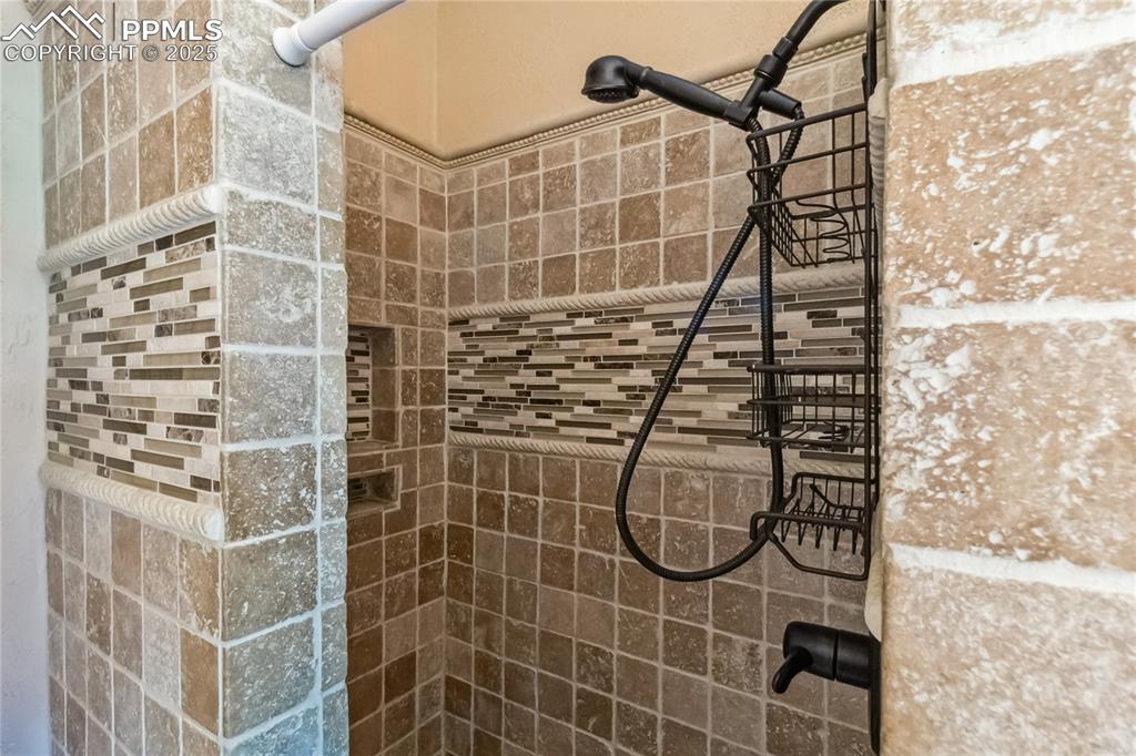 Image 22 of 49: Ensuite 3/4 bathroom