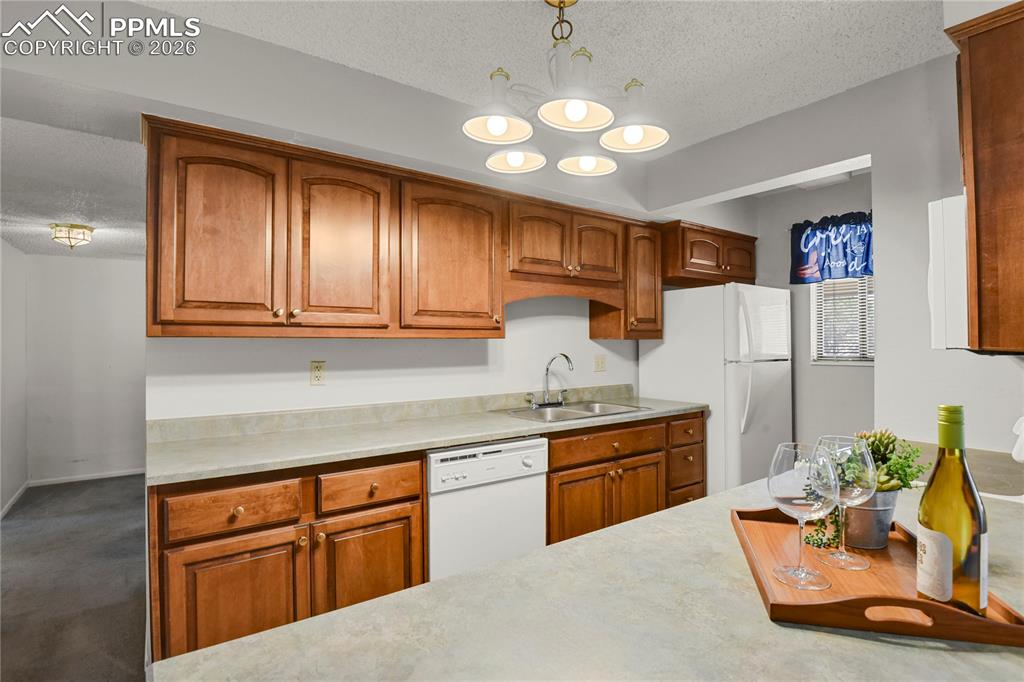 Image 4 of 31: Kitchen