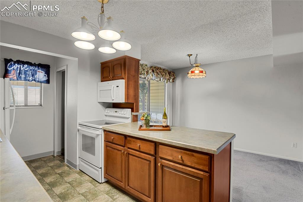 Image 5 of 31: Kitchen