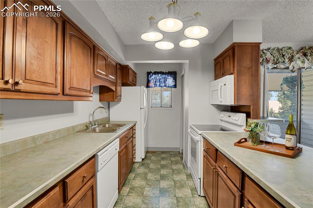 Image 6 of 31: Kitchen