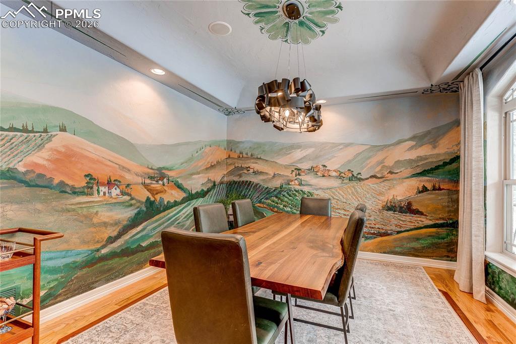 Image 15 of 50: Dining Area