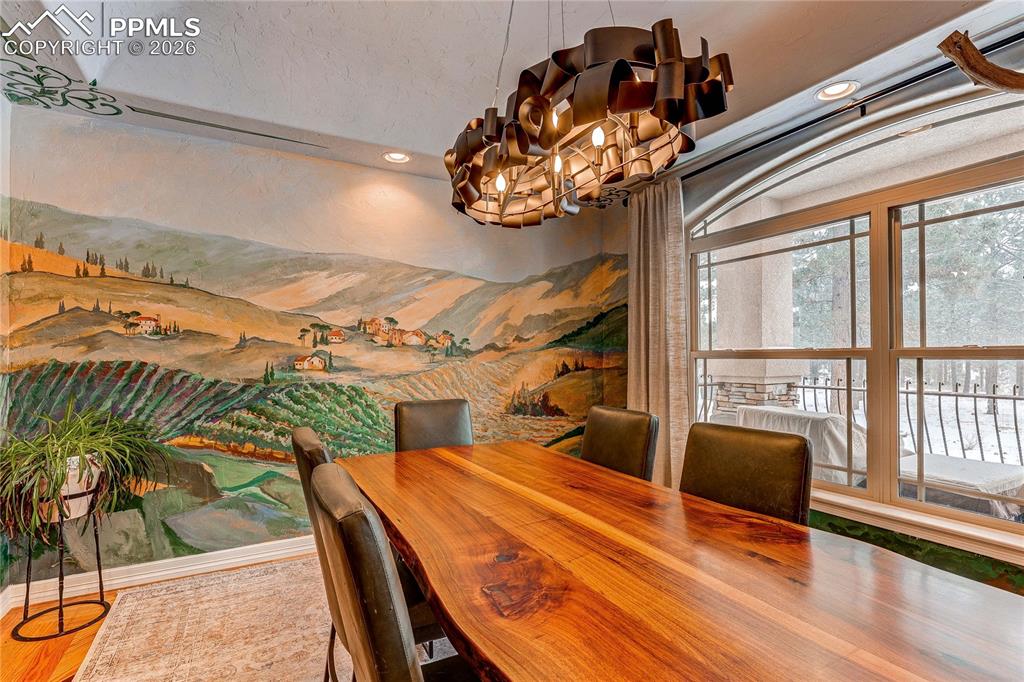 Image 16 of 50: Dining Area