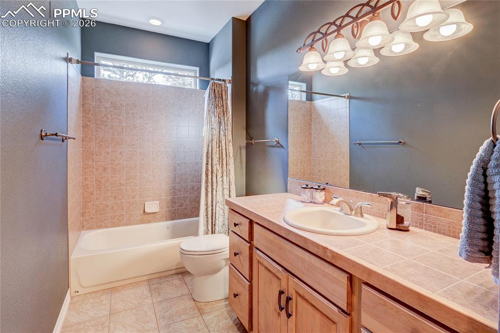 Image 25 of 50: Bathroom