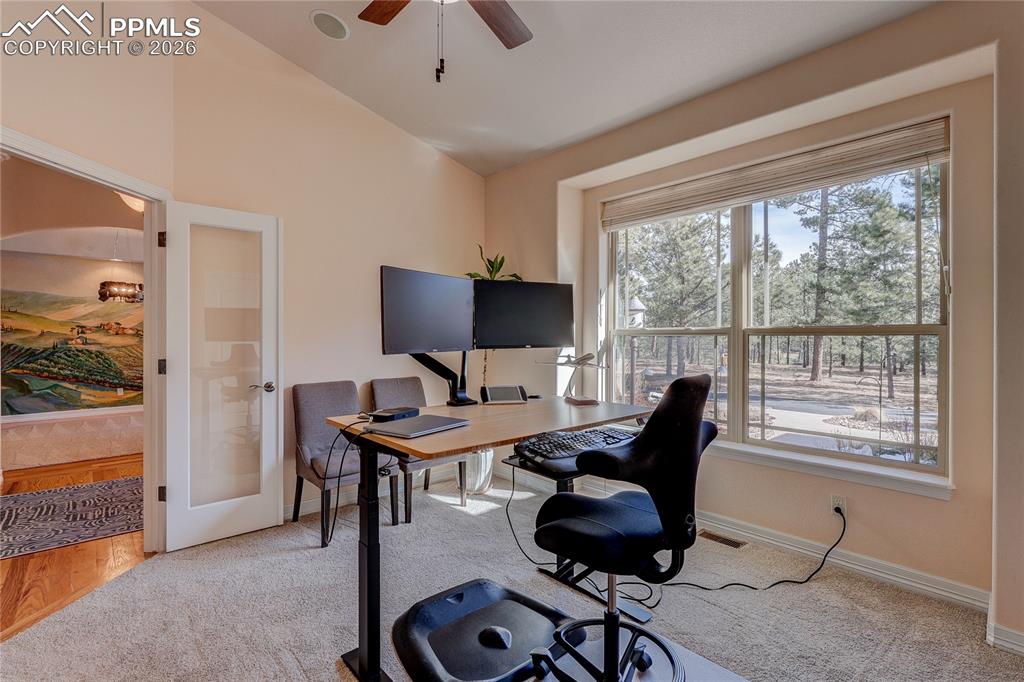 Image 27 of 50: Office