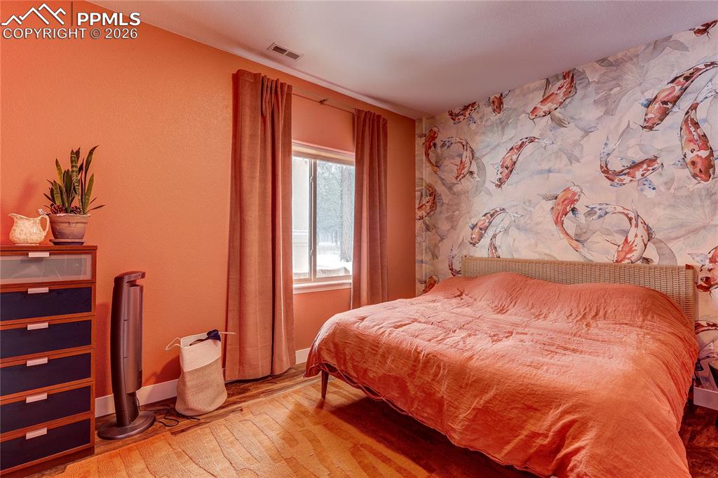 Image 36 of 50: Bedroom