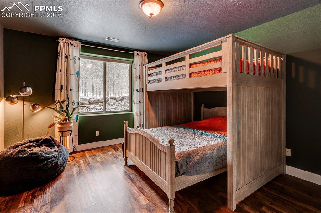 Image 37 of 50: Bedroom