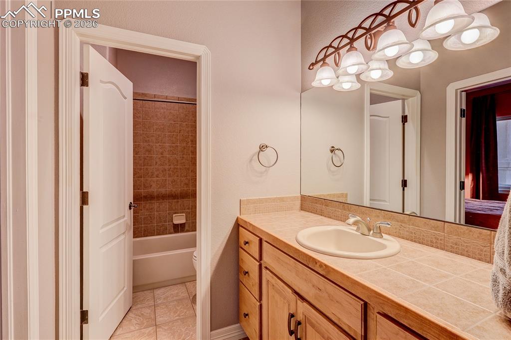 Image 38 of 50: Bathroom