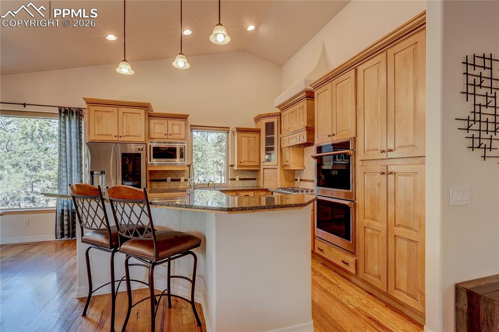 Image 5 of 50: Kitchen