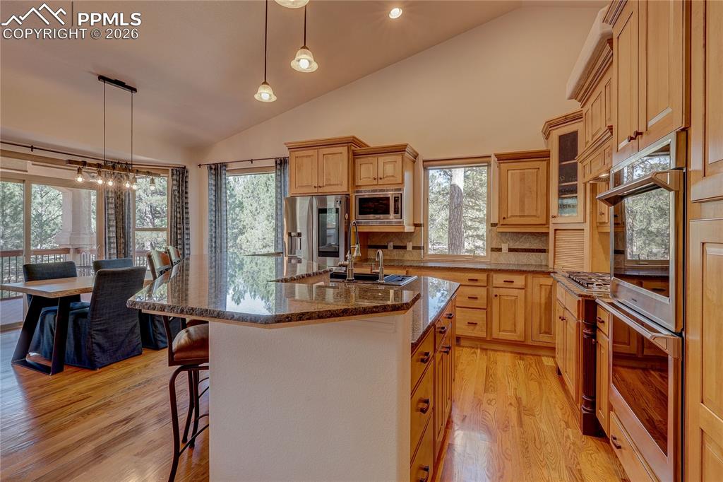 Image 7 of 50: Kitchen