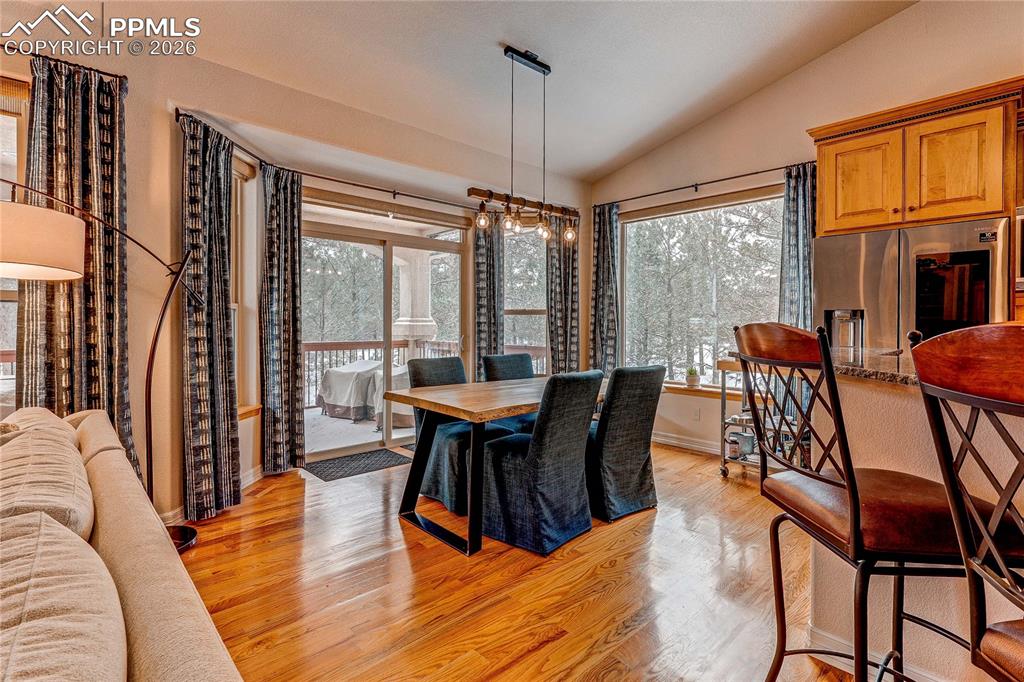 Image 8 of 50: Dining Area