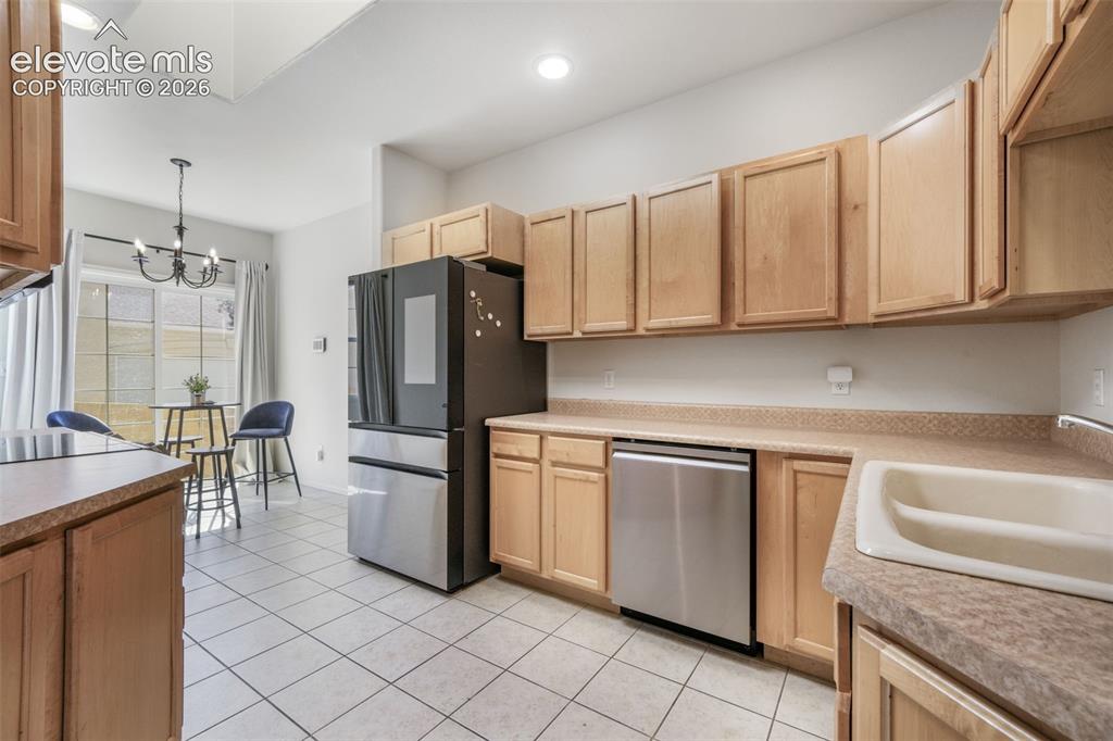 Image 15 of 49: Kitchen