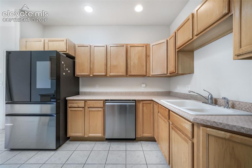 Image 16 of 49: Kitchen