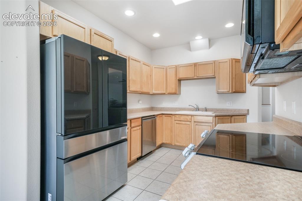 Image 17 of 49: Kitchen
