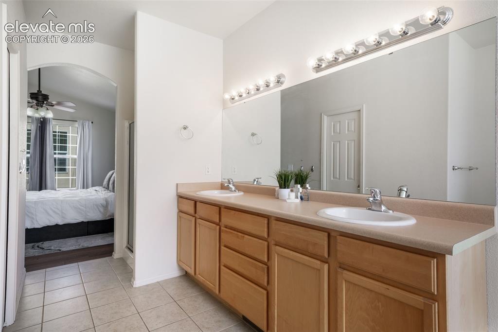 Image 32 of 49: Bathroom