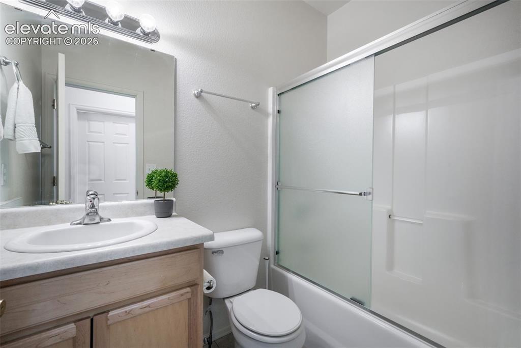 Image 33 of 49: Bathroom