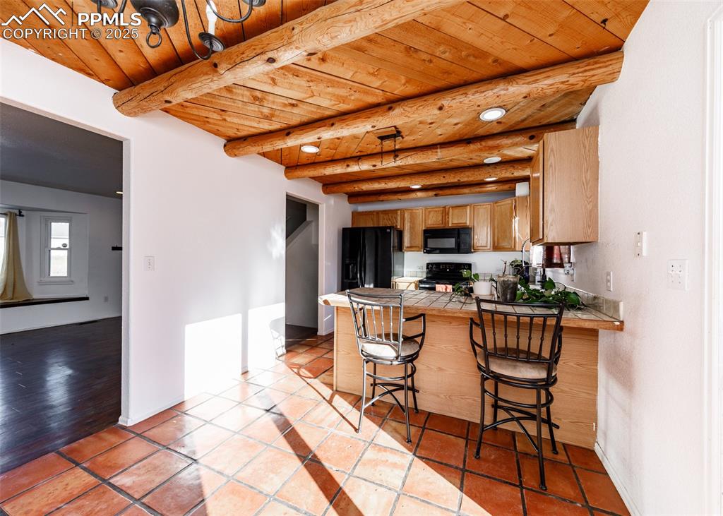 Image 10 of 50: Kitchen