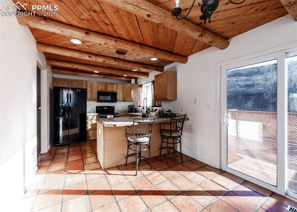 Image 11 of 50: Kitchen