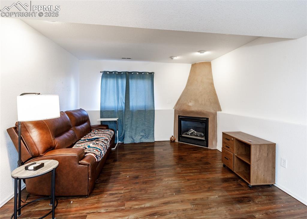 Image 24 of 50: Living Room