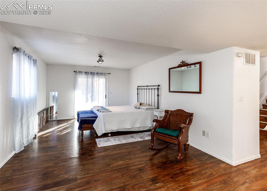 Image 25 of 50: Bedroom