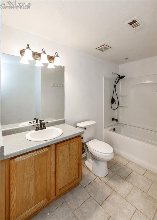 Image 27 of 50: Bathroom