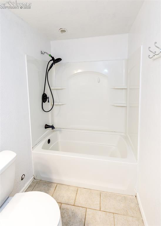 Image 28 of 50: Bathroom