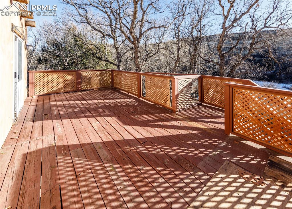 Image 31 of 50: Deck