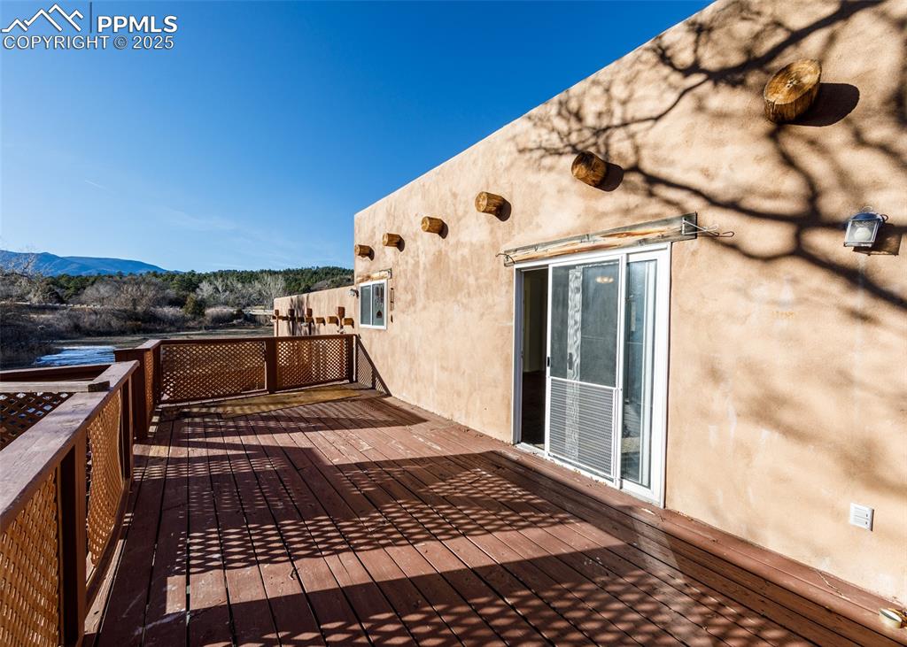 Image 32 of 50: Deck