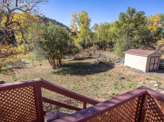 Image 33 of 50: Yard