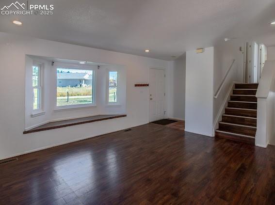 Image 4 of 50: Living Room