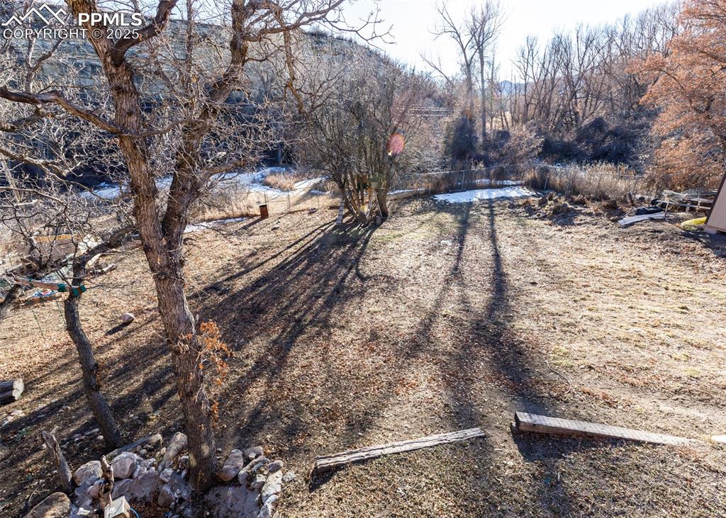 Image 40 of 50: Yard