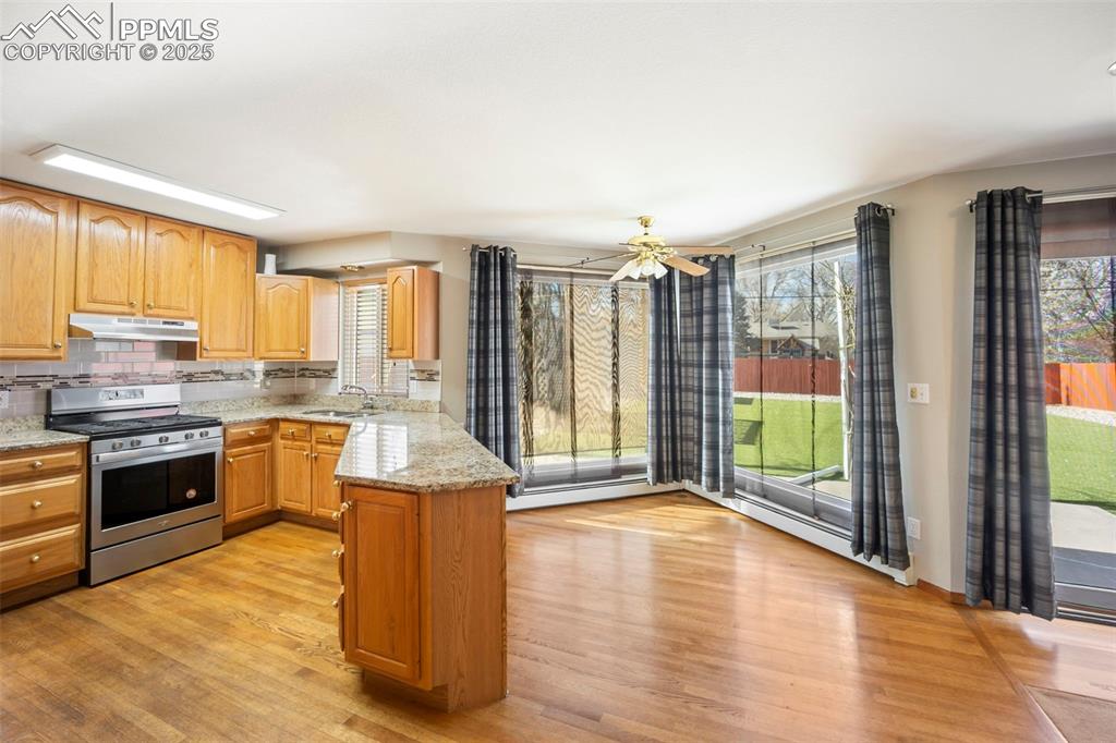 Image 14 of 40: Kitchen & dining area