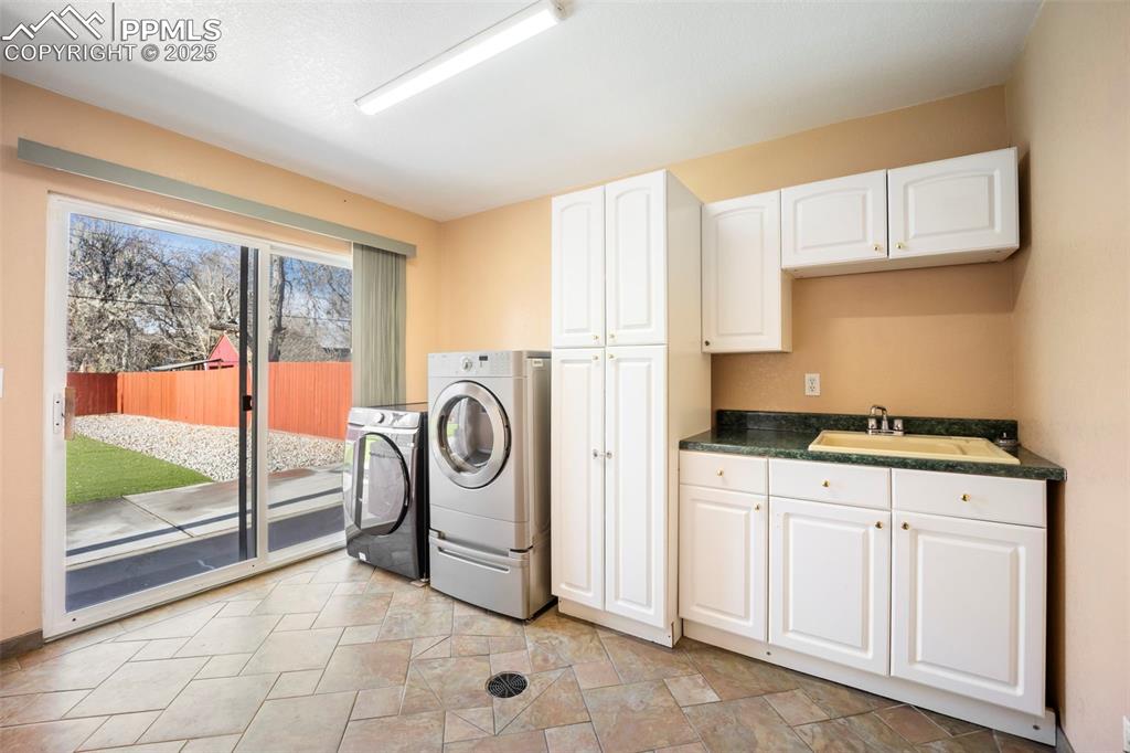 Image 16 of 40: Laundry