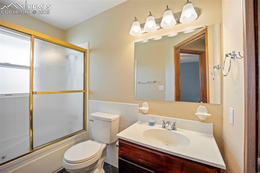 Image 25 of 40: Bathroom