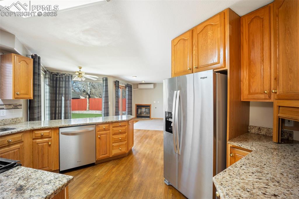 Image 7 of 40: Kitchen