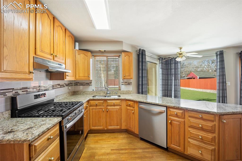 Image 8 of 40: Kitchen