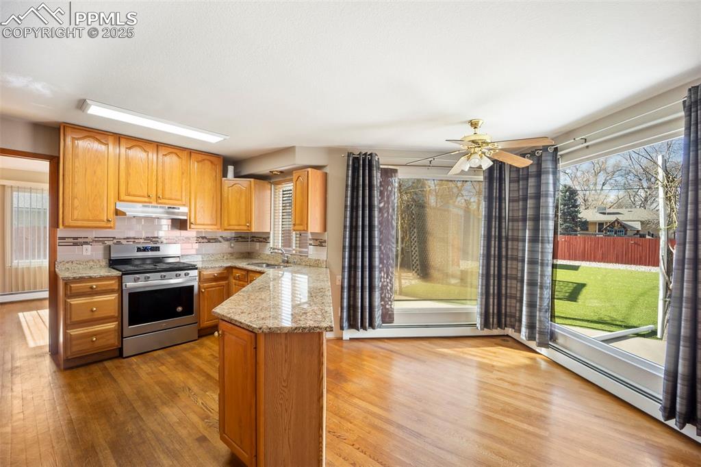 Image 9 of 40: Kitchen