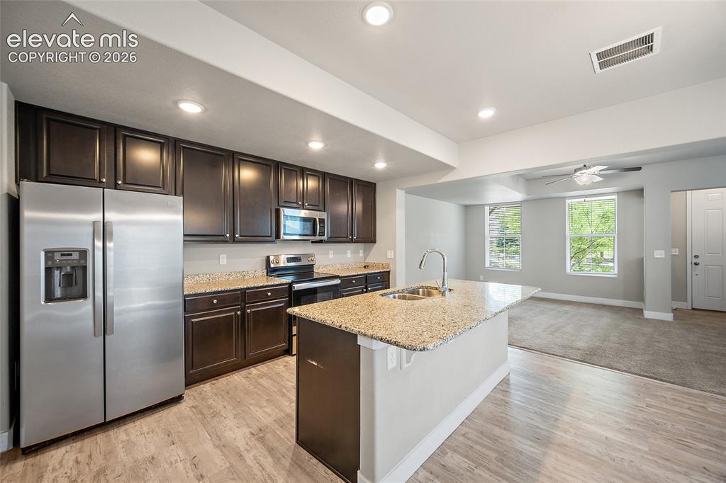 Image 10 of 32: Kitchen