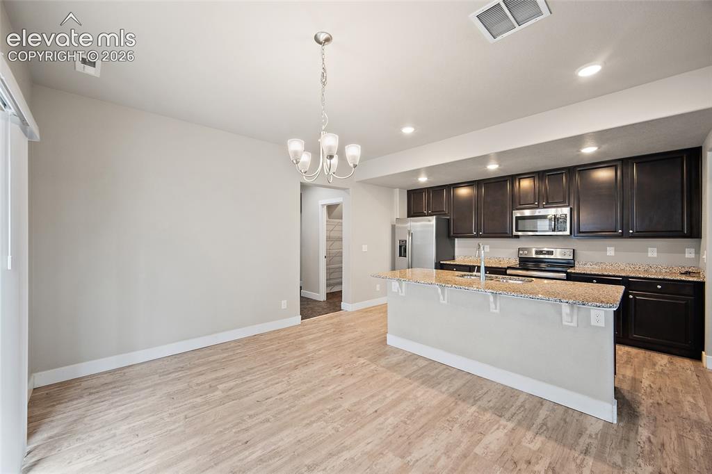 Image 11 of 32: Kitchen