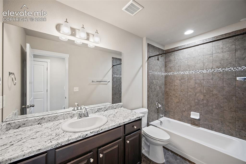 Image 18 of 32: Bathroom