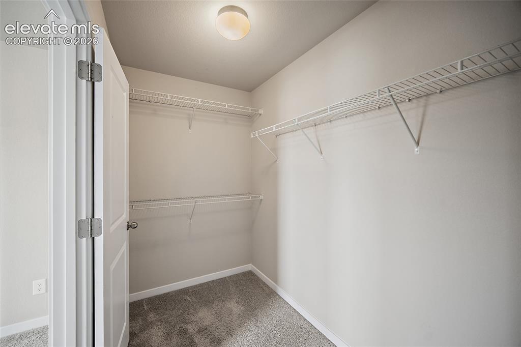 Image 21 of 32: Closet