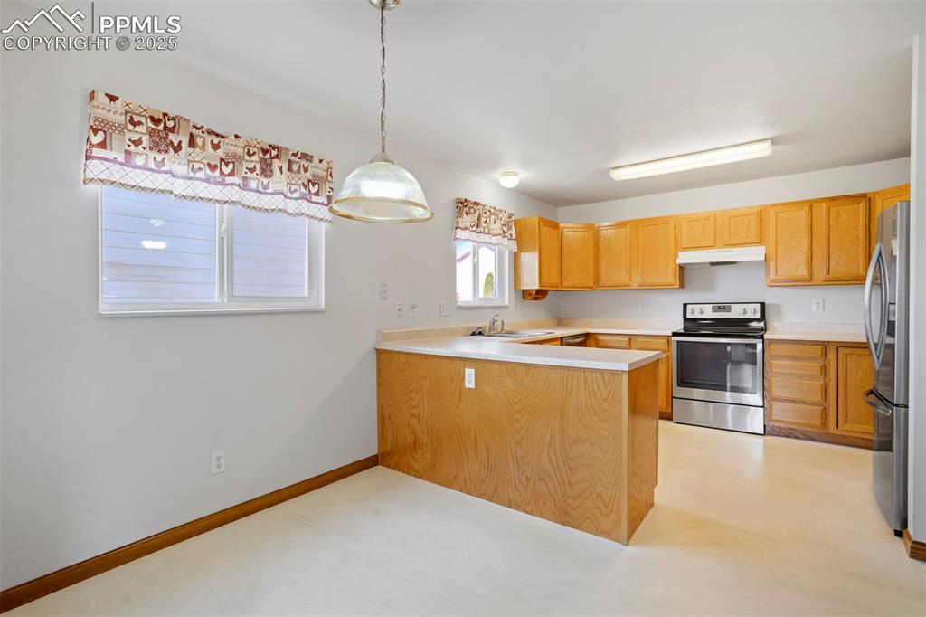 Image 11 of 50: Kitchen