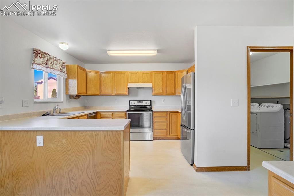 Image 15 of 50: Kitchen