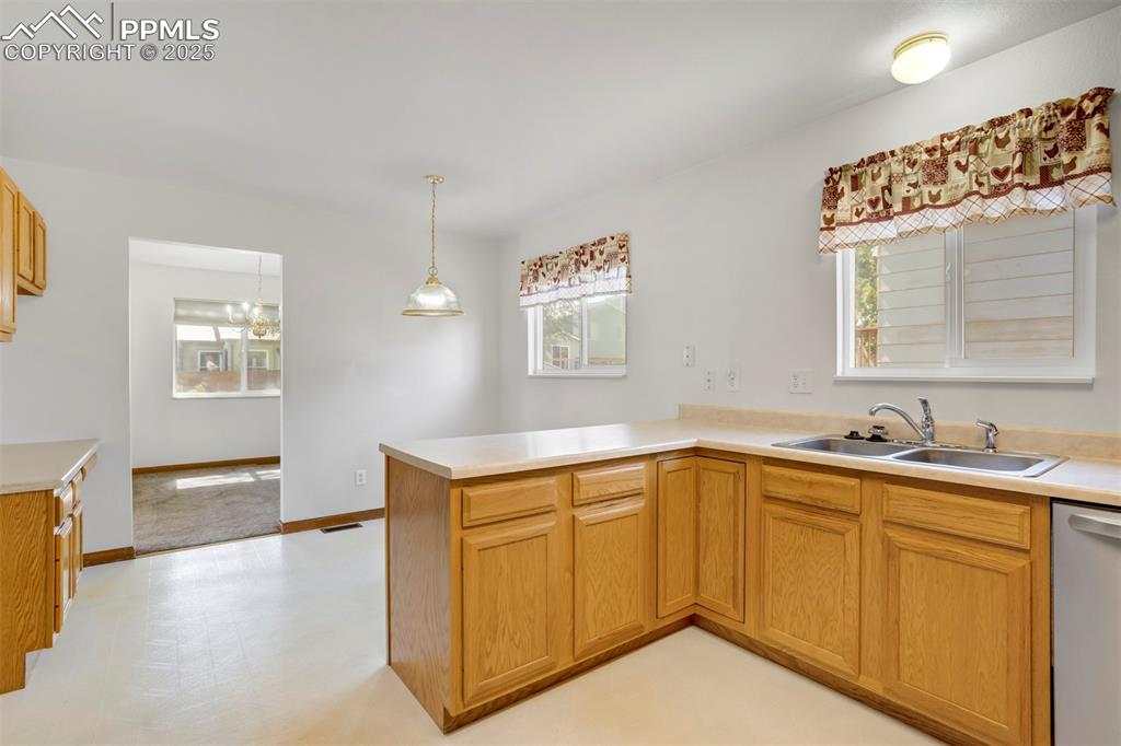 Image 16 of 50: Kitchen