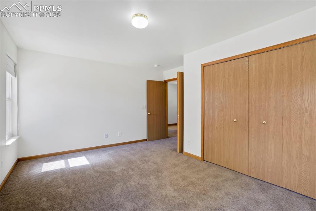 Image 27 of 50: Bedroom