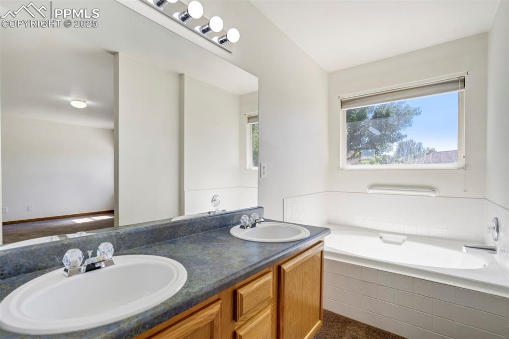 Image 28 of 50: Bathroom