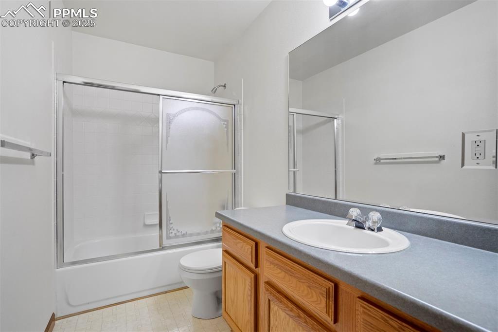 Image 35 of 50: Bathroom